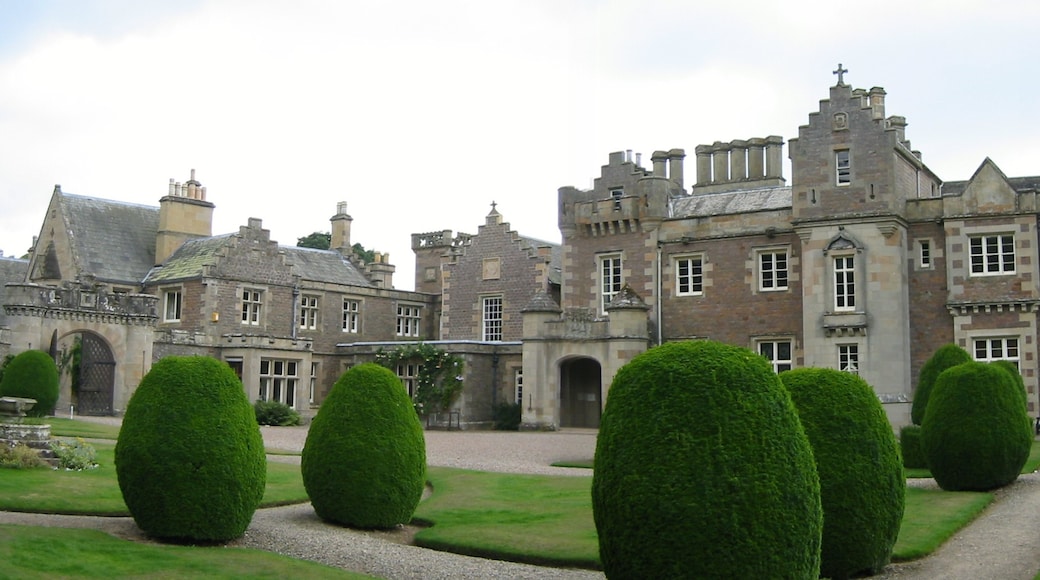 Photo "Abbotsford The Home Of Sir Walter Scott" by GavinJA (page does not exist) (CC BY-SA) / Cropped from original