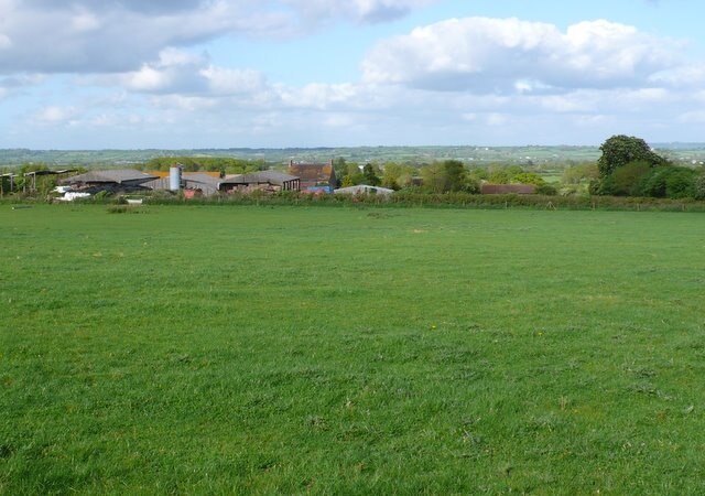 Fields near Henstridge Ash This view is east from the main road just north of henstridge. in the distance is Whitchurch Farm which is just in the next square.