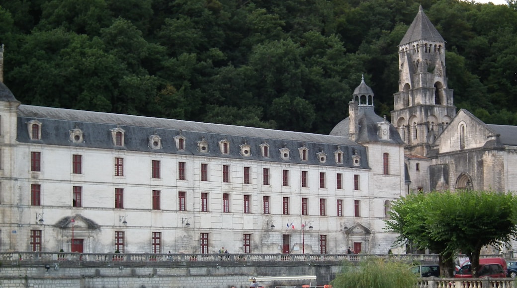 Foto „Abtei Saint Pierre de Brantôme“ von FrenchCobber (CC BY-SA)/zugeschnittenes Original