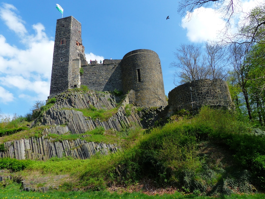 Burg Stolpen (Sachsen): die Westseite mit dem Siebenspitzenturm über dem Basaltsteinbruch