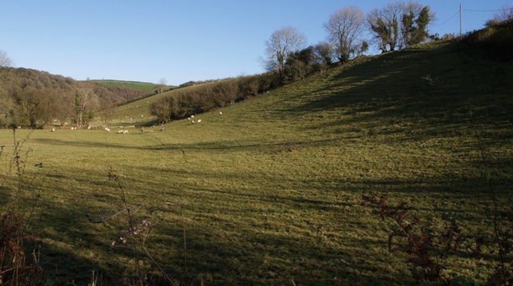 Photo "East Buckland" by Derek Harper (CC BY-SA) / Cropped from original
