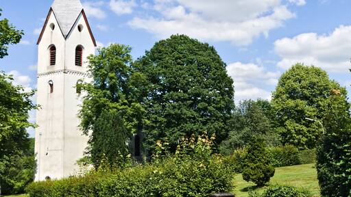 Foto „Urbach-Kirchdorf“ von El tommo (CC0)/zugeschnittenes Original