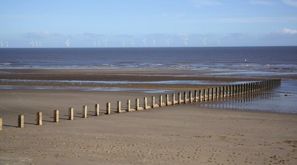 Photo "Skegness Beach" by Richard Croft (CC BY-SA) / Cropped from original