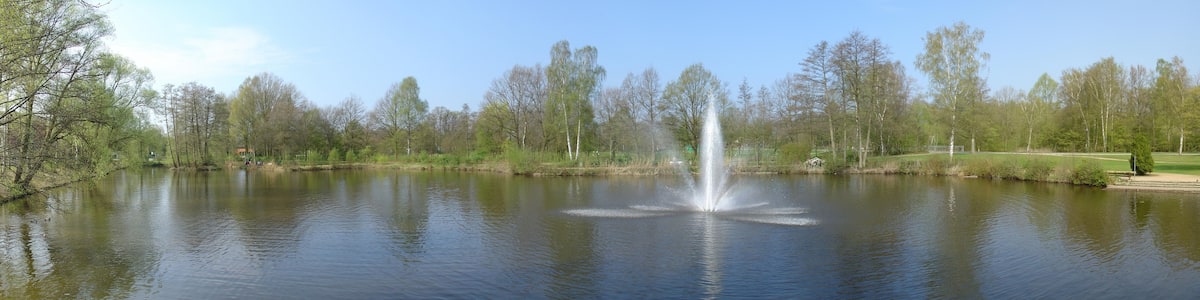 Photo "Panorama über den Schwanenteich im Moddenbachtal, Harsewinkel" by Daniel Brockpähler (Creative Commons Attribution-Share Alike 3.0) / Cropped from original