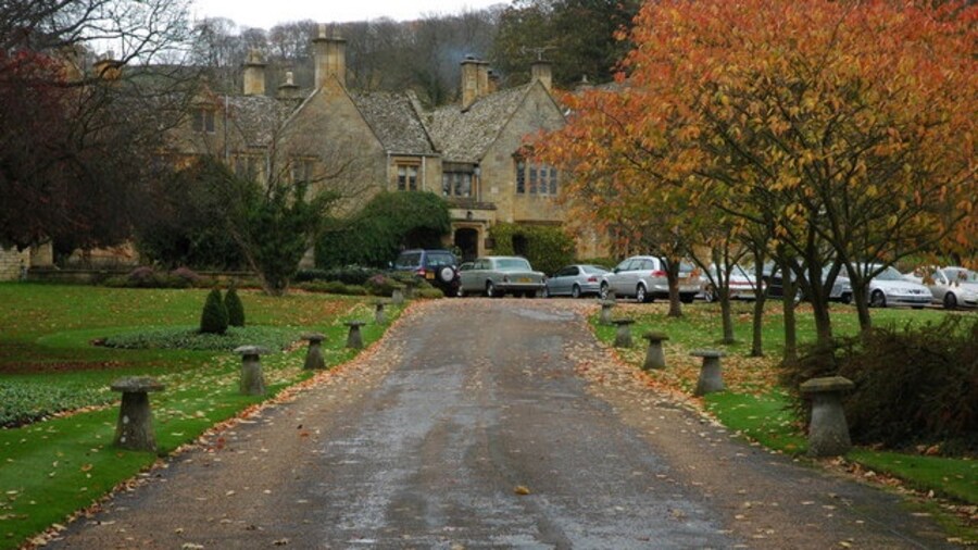 Photo "Buckland Manor Hotel Attractive manor house situated below the Cotswold escarpment in the small village of Buckland. Buckland Manor is now an up market hotel. See: http://www.bucklandmanor.co.uk/" by Philip Halling (Creative Commons Attribution-Share Alike 2.0) / Cropped from original