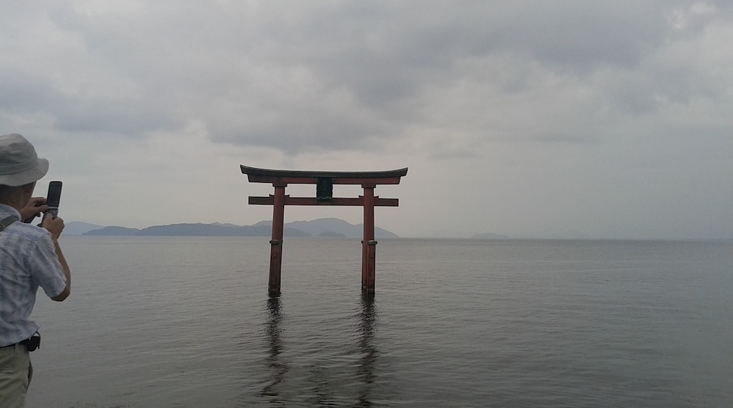Ảnh "Đền Shirahige" của kajikawa (CC BY) / Cắt từ ảnh gốc