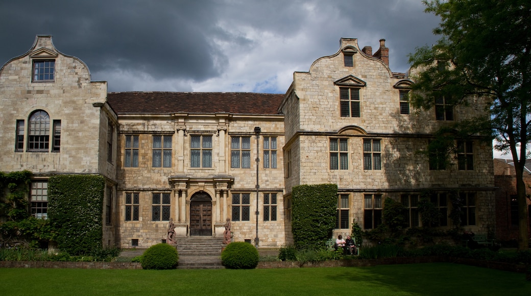 Photo "Treasurer's House" by Tony Hisgett (CC BY) / Cropped from original
