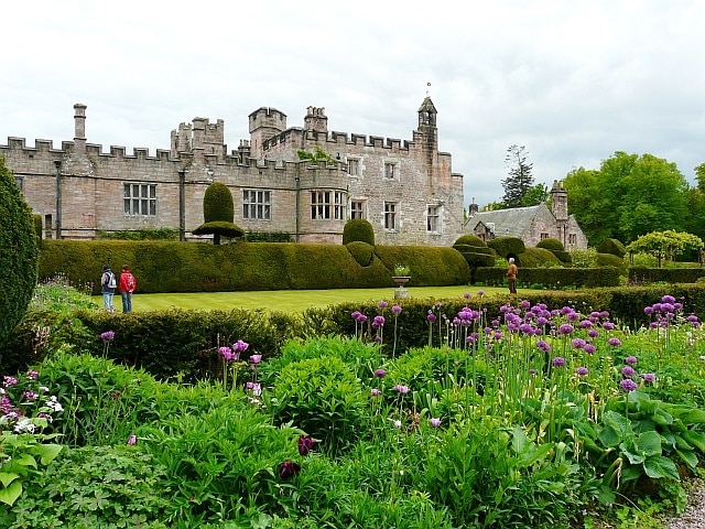 Photo "Skelton" by Rose and Trev Clough (CC BY-SA) / Cropped from original