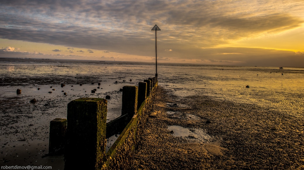 Foto „Three Shells Beach“ von Robert Dimov (CC BY-SA)/zugeschnittenes Original