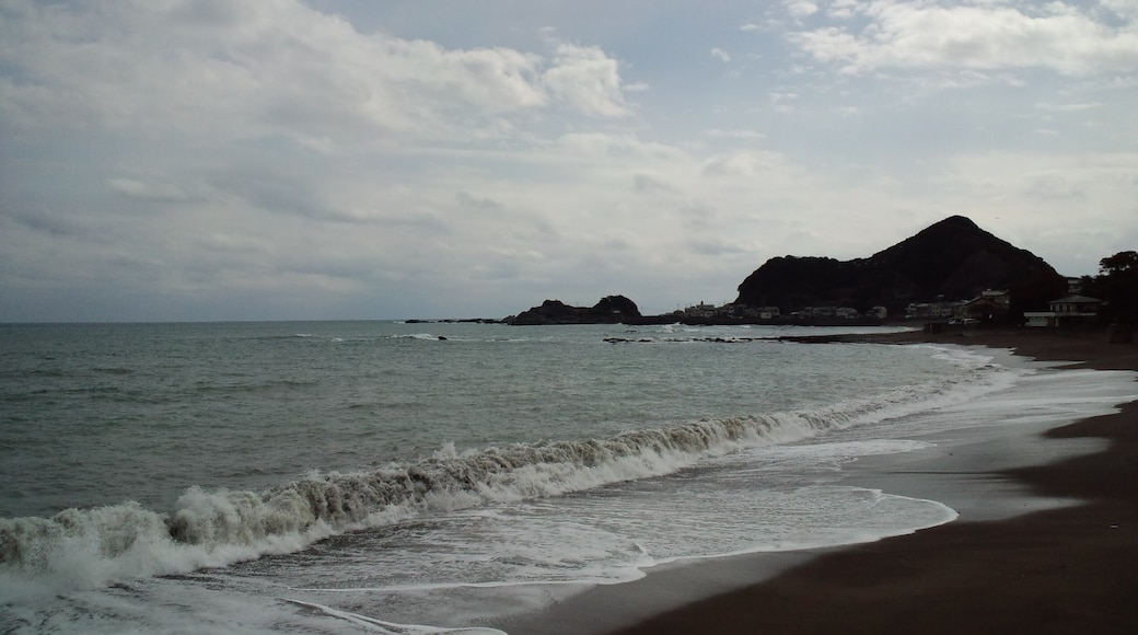 Foto „Strand Futomi“ von 汐田　貢 (CC BY-SA)/zugeschnittenes Original