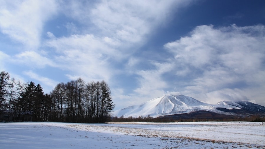 Photo "浅間山雪化粧～北軽井沢から" by shinohal (Creative Commons Attribution-Share Alike 3.0) / Cropped from original