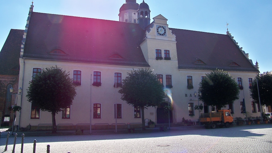 Photo "Rathaus am Marktplatz in Herzberg/Elster" by Joeb07 (Creative Commons Attribution 3.0) / Cropped from original