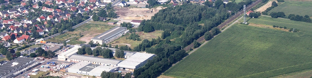 Photo "Luftaufnahme Bremen; entlang der A1 (auf der Südseite) vom Bremer Kreuz bis zum Weserpark (Blick aus der linken Flugzeugseite) - Kreisen über dem Bremer Kreuz und überdem Weserpark" by Bin im Garten (Creative Commons Attribution-Share Alike 3.0) / Cropped from original