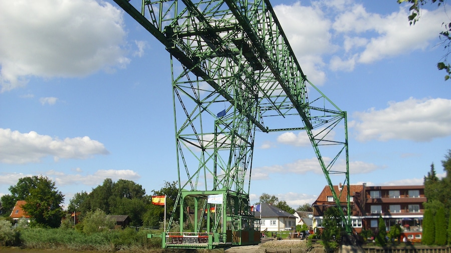 Photo "View of the transporter bridge in Osten over the Oste river, district of Cuxhaven, Lower Saxony, Germany" by undefined (Creative Commons Zero, Public Domain Dedication) / Cropped from original