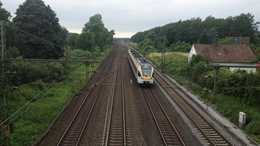 Photo "Bahnstrecke Hamm-Minden in Oelde Zug: Ems-Börde-Bahn von Münster nach Bielefeld (durch Eurobahn)" by X-Trex-FFM (Creative Commons Attribution-Share Alike 3.0) / Cropped from original