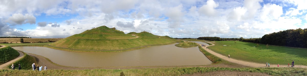 Photo "Panorama shot of the Northumberlandia land form sculpture" by Glen Bowman (Creative Commons Attribution 2.0) / Cropped from original