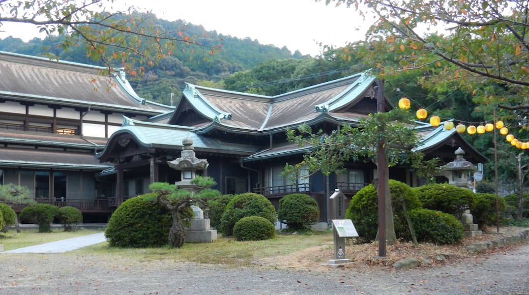 Photo "Konpira Onsen" by lienyuan lee (CC BY) / Cropped from original