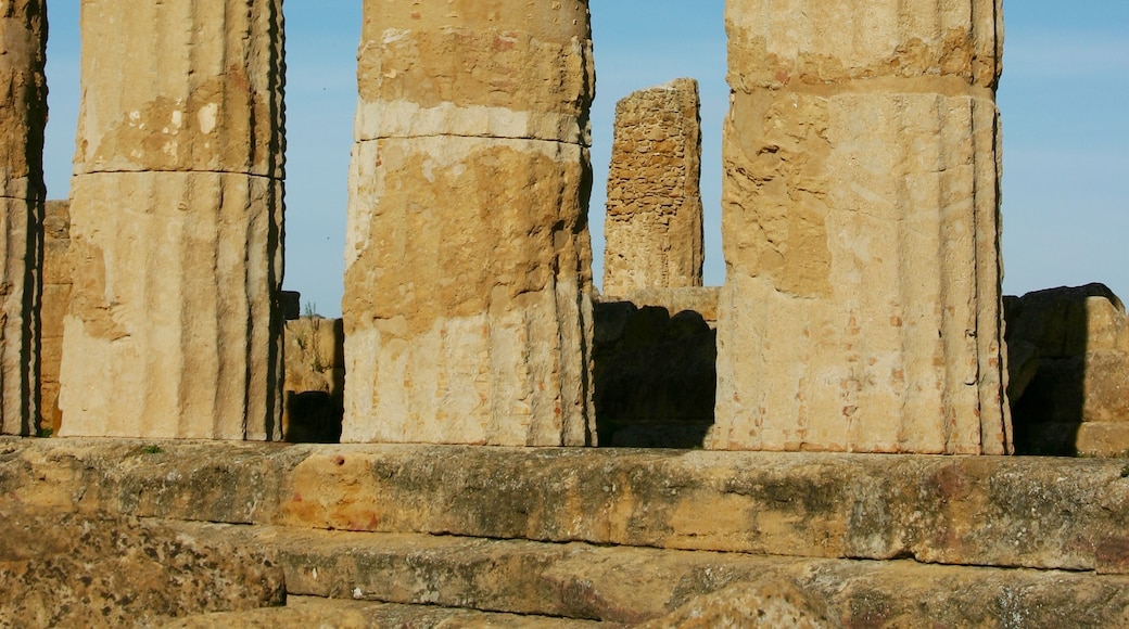 Photo "Temple of Heracles" by José Luiz (CC BY-SA) / Cropped from original