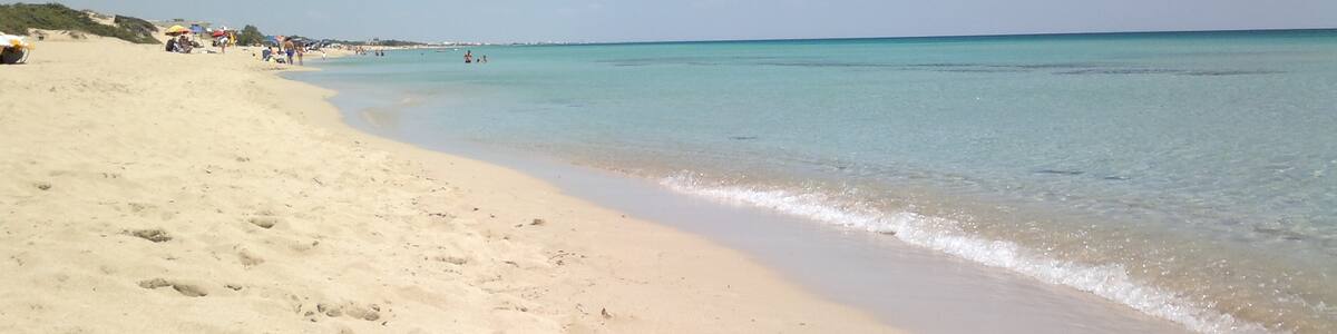 Photo "la spiaggia di san pietro in bevagna" by alberto morrone (Creative Commons Attribution 3.0) / Cropped from original