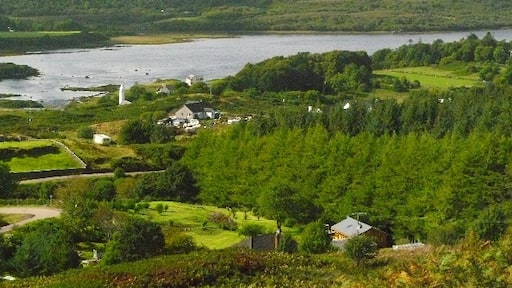 Photo "Dervaig" by Wendy Kirkwood (CC BY-SA) / Cropped from original