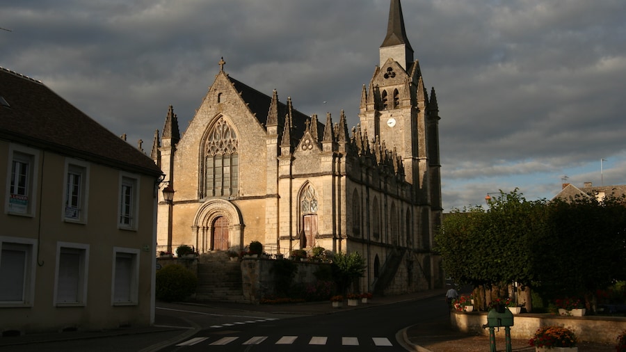 Photo "L'église Saint-Barthélémy du Pin-la-Garenne." by Pymouss (Creative Commons Attribution-Share Alike 3.0) / Cropped from original