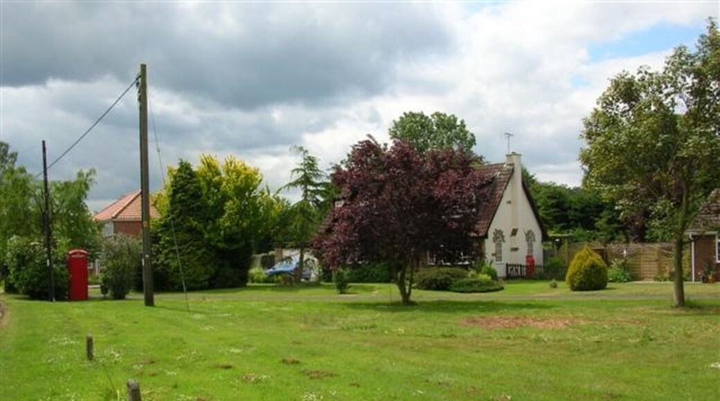 Photo "Claxton" by DS Pugh (CC BY-SA) / Cropped from original