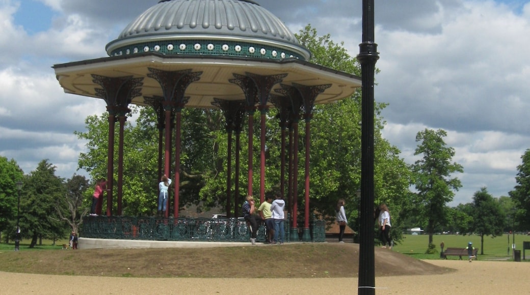 Photo "Clapham Common" by Chris Reynolds (CC BY-SA) / Cropped from original