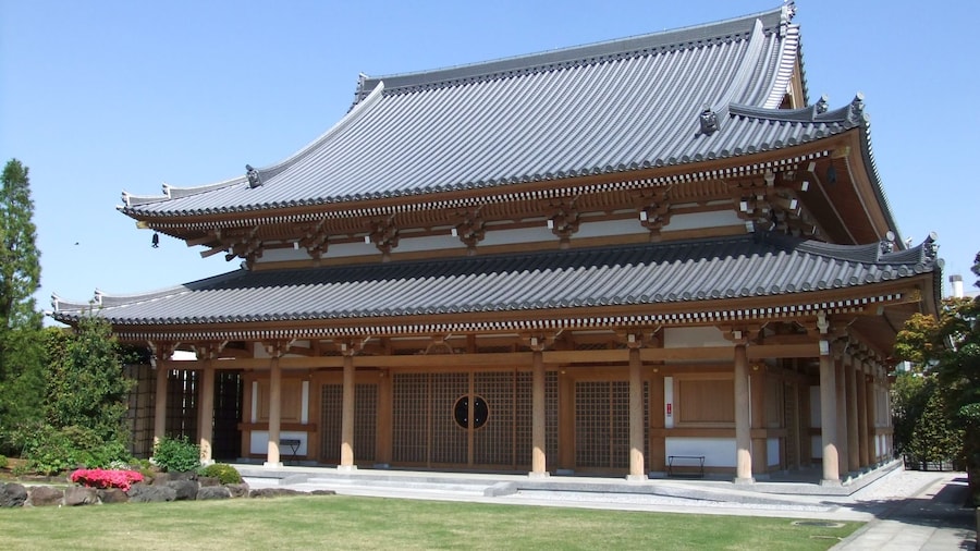 Photo "Amida-dō hall at Sangaku-in temple in Warabi-shi, Saitama" by Tak1701d (Creative Commons Attribution-Share Alike 3.0) / Cropped from original
