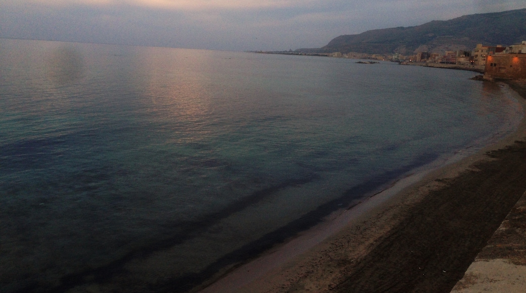 Foto “Playa de Mura di Tramontana” tomada por Andrea Albini (CC BY-SA); recorte de la original
