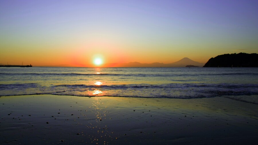 Photo "Zushi Beach in Zushi, Kanagawa pref., Japan. See where this picture was taken." by Toshihiro Oimatsu (Creative Commons Attribution 2.0) / Cropped from original