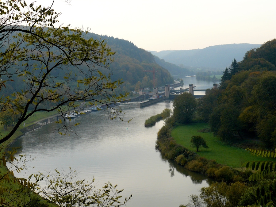 Beim 366 km langen Neckartalradweg: Schleuse Neckargerach vom Ausgang der Margaretenschlucht aus gesehen