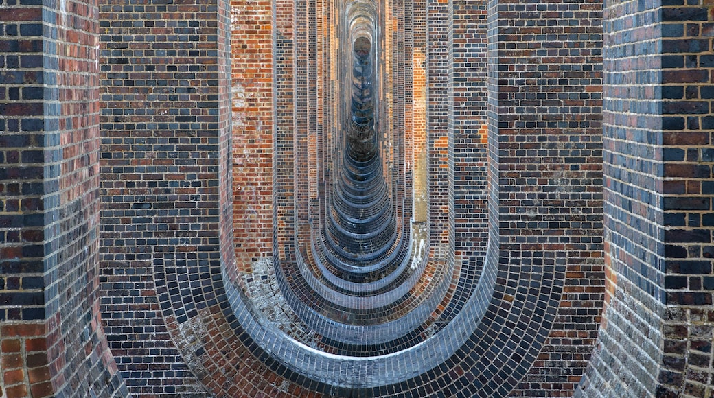 Photo "Ouse Valley Viaduct" by MHoser (page does not exist) (CC BY-SA) / Cropped from original