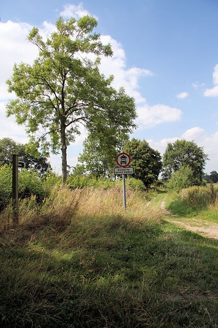 Billede "Bradfield St Clare" af Bob Jones (CC BY-SA) / beskåret fra det originale billede