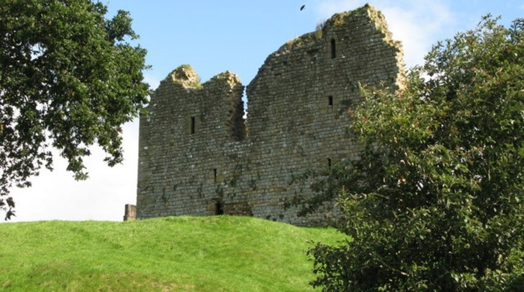 Kuva ”Thirlwall Castle” käyttäjältä Mike Quinn (CC BY-SA) / rajattu alkuperäisestä kuvasta