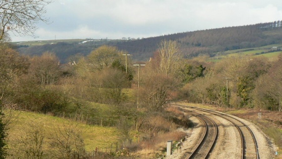 Photo "Main line east, Miskin" by Mick Lobb (Creative Commons Attribution-Share Alike 2.0) / Cropped from original