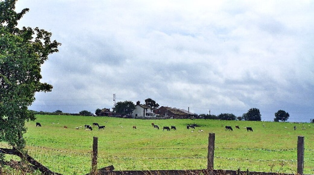 Photo "Feniscowles" by Mike and Kirsty Grundy (CC BY-SA) / Cropped from original