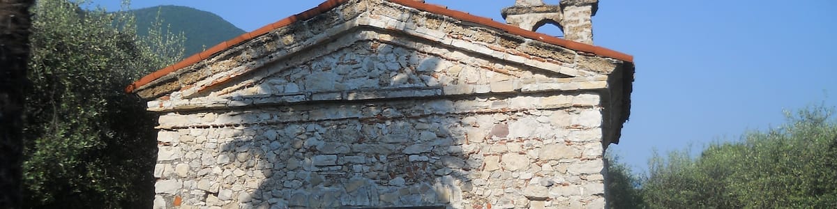 Photo "Facciata della chiesa di San Giorgio Martire a Predore" by Adert (Creative Commons Attribution-Share Alike 4.0) / Cropped from original