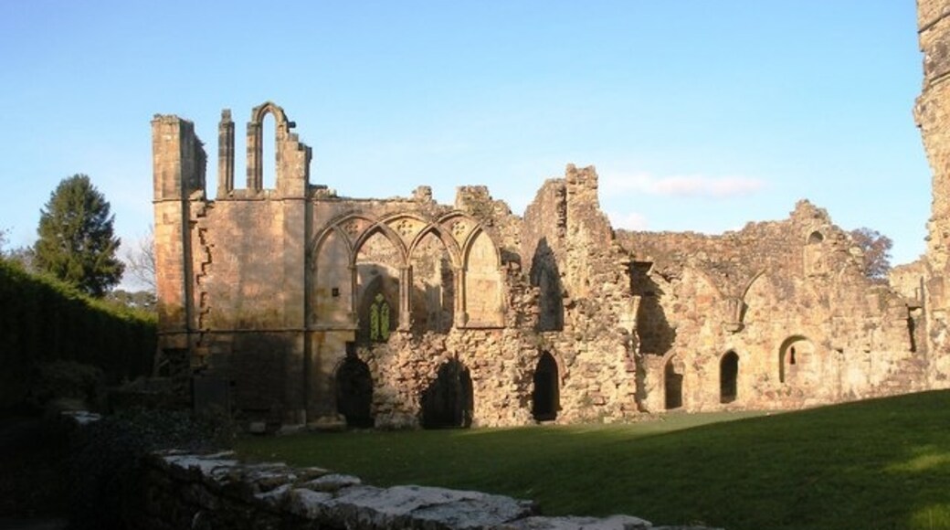 Photo "Easby Abbey" by SMJ (CC BY-SA) / Cropped from original