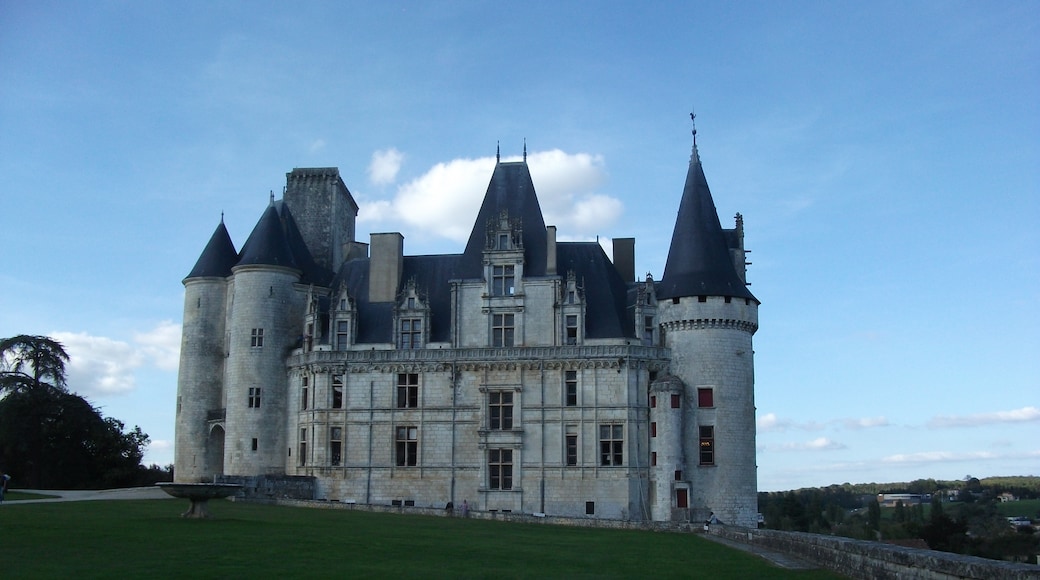 Foto „Schloss von La Rochefoucauld“ von Rslr22 (page does not exist) (CC BY-SA)/zugeschnittenes Original