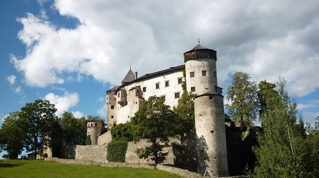 Photo "Prösels Castle" by Code (CC BY-SA) / Cropped from original