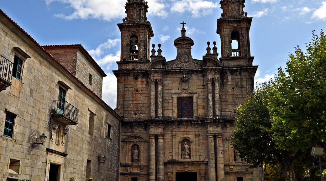 Photo "Monasterio de Poio" by Wamba Wambez (CC BY-SA) / Cropped from original