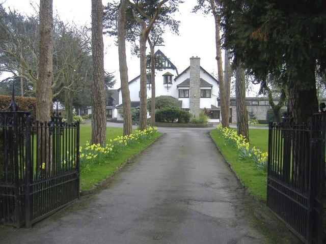 "Olveston"-foto av Roger Cornfoot (CC BY-SA) / Urklipp från original