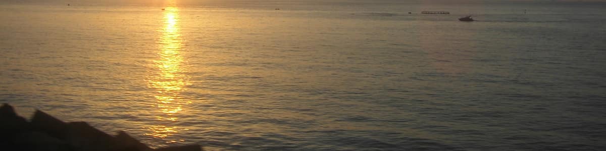 Photo "Tramonto sul Mar Tirreno" by kajikawa (Creative Commons Attribution 3.0) / Cropped from original