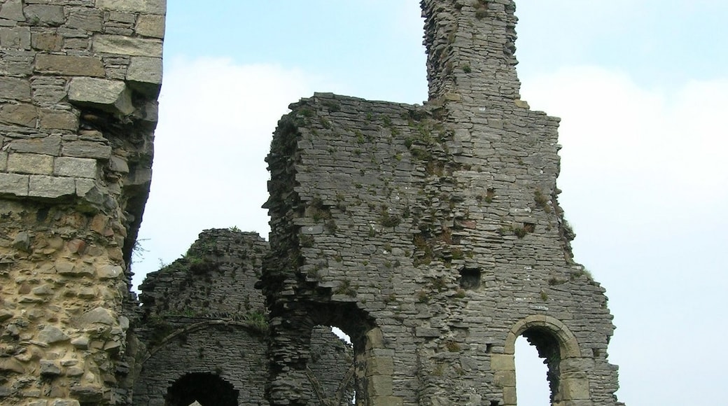 Photo "Middleham Castle" by JThomas (CC BY-SA) / Cropped from original
