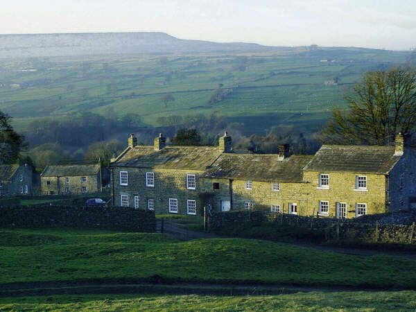 Photo "Caldbergh with East Scrafton" by Anthony Harrison (CC BY-SA) / Cropped from original