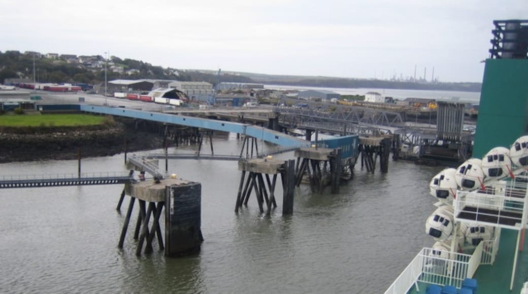 Foto "Pembroke Dock" de Nigel Cox (CC BY-SA) / Recortada de la original