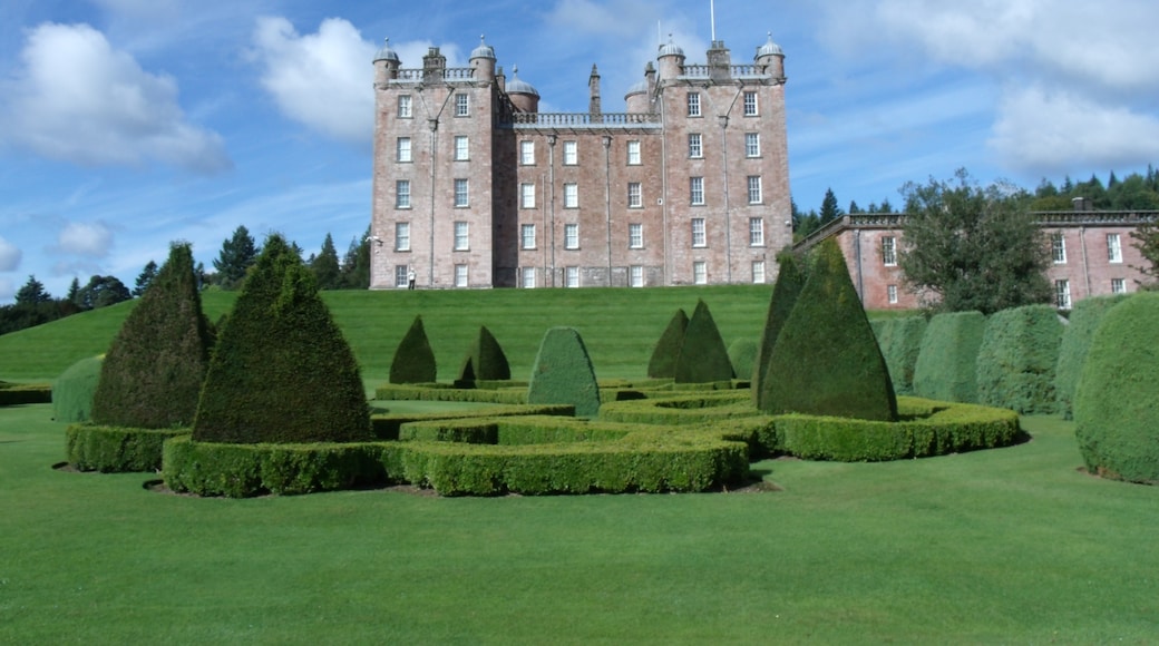 ภาพ "ปราสาท Drumlanrig" โดย KFCSpike (CC BY-SA) / ตัดภาพจากขนาดต้นฉบับ