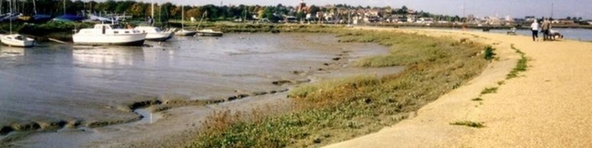 Photo "High summer low tide Maldon from the "seafront"" by Les Harvey (Creative Commons Attribution-Share Alike 2.0) / Cropped from original