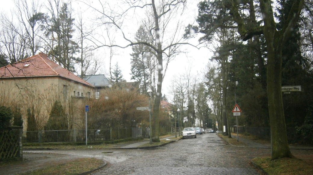 Mattersberger Weg (hier links und rechts vom Forstweg) ist eine Straße im Ortsteil Frohnau von Berlin