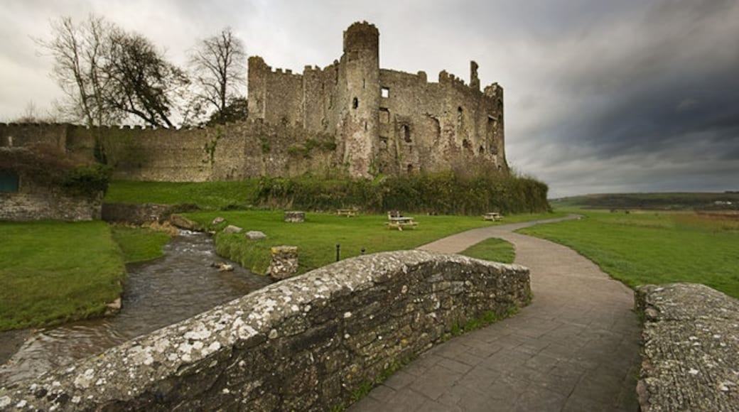 "Laugharne Castle"-foto av Nick Earl (CC BY-SA) / Urklipp från original